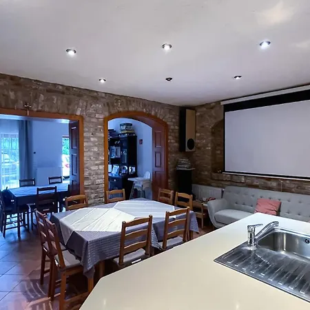 Ozkut Apartmanhaz Guest house