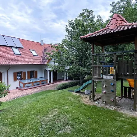 Ozkut Apartmanhaz Guest house *
